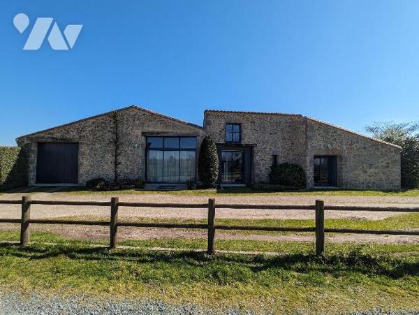 EXCLUSIVITÉ - A 5 minutes des Herbiers et 20 minutes du Puy du Fou, découvrez cette propriété h...