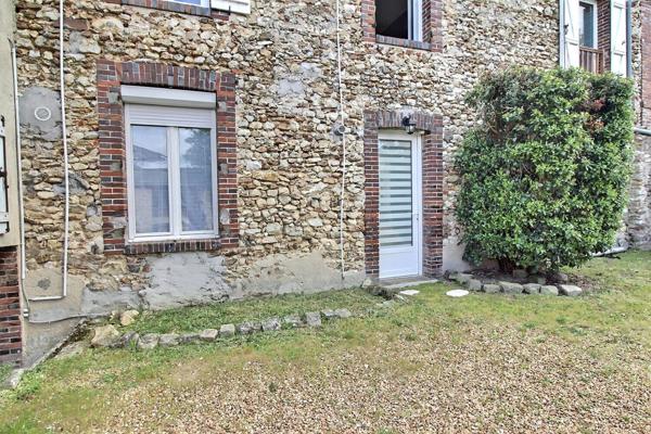Appartement F3 avec cour et parking en rez-de-jardin proche EPERNON