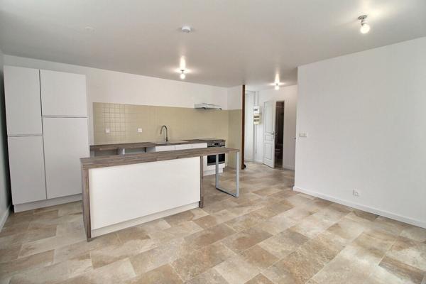 Appartement F3 avec cour et parking en rez-de-jardin proche EPERNON