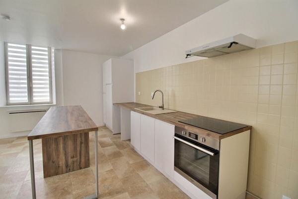 Appartement F3 avec cour et parking en rez-de-jardin proche EPERNON