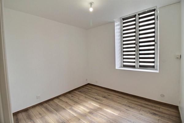 Appartement F3 avec cour et parking en rez-de-jardin proche EPERNON