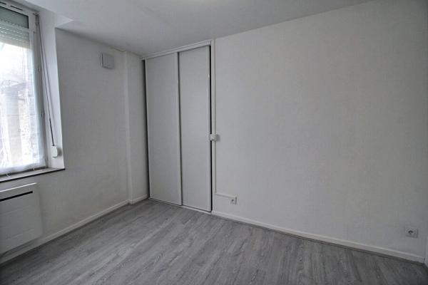 Appartement F3 avec cour et parking en rez-de-jardin proche EPERNON