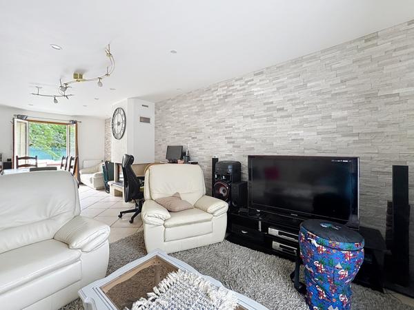 Maison
         6 pièces
        - 153 m² 680 000 € *