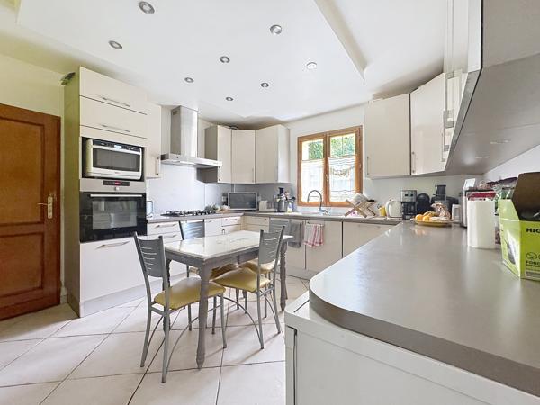 Maison
         6 pièces
        - 153 m² 680 000 € *