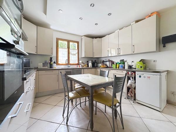 Maison
         6 pièces
        - 153 m² 680 000 € *