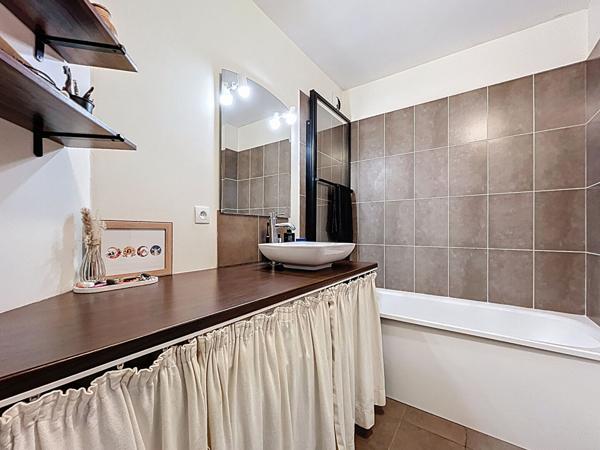 A vendre - Appartement T3 de 67 m² avec place de parking et terrasse dans résidence récente avec ascenseur "Angers Place Ney"