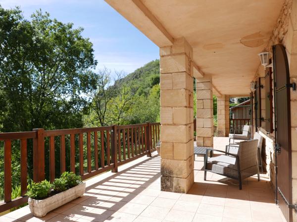 Beynac-et-Cazenac (24220) Belle vue et lieu d'exception!