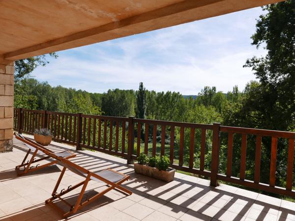 Beynac-et-Cazenac (24220) Belle vue et lieu d'exception!