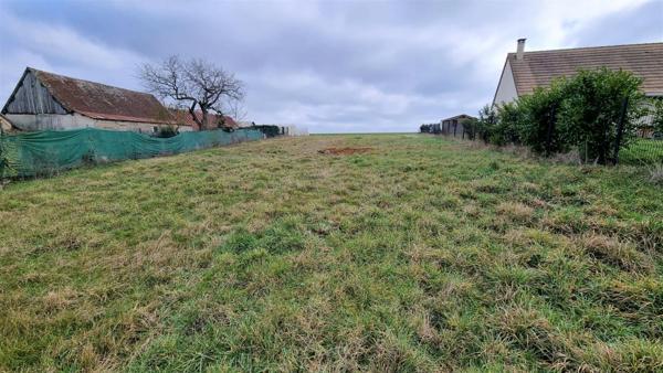 PROCHE BERCHERES SAINT GERMAIN - Beau terrain à bâtir de 876 m²