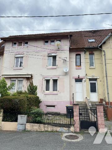 Maison mitoyenne 4 pièces (88 m² - à rénover) avec garage, située à proximité de toutes commodités