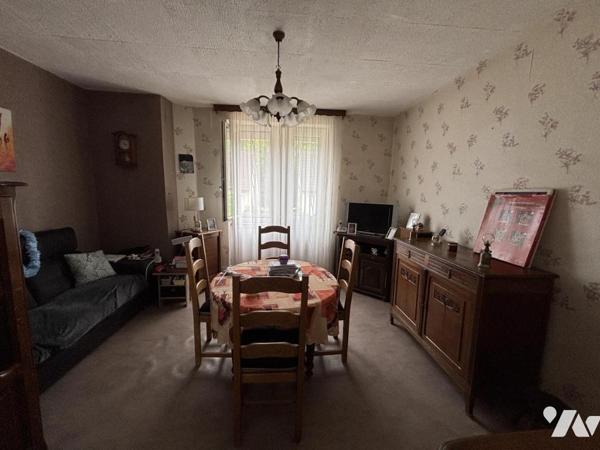 Maison mitoyenne 4 pièces (88 m² - à rénover) avec garage, située à proximité de toutes commodités