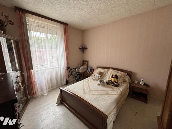 Maison mitoyenne 4 pièces (88 m² - à rénover) avec garage, située à proximité de toutes commodités
