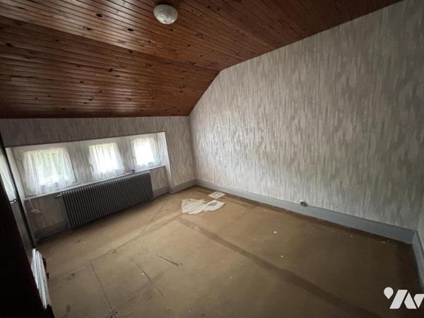 Maison mitoyenne 4 pièces (88 m² - à rénover) avec garage, située à proximité de toutes commodités