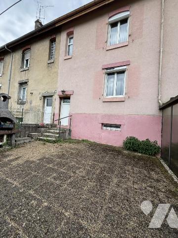 Maison mitoyenne 4 pièces (88 m² - à rénover) avec garage, située à proximité de toutes commodités