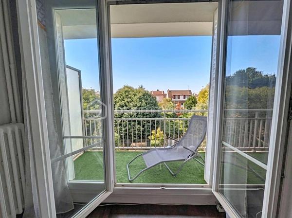 OPPORTUNITE!
Le Perreux sur Marne, les joncs marins, 800m de la gare RER A Neuilly Plaisance! 
Appartement type T4, double séjour de 25m2, deux chambres dont une de 11.5m2, au 2ème étage sans ascenseur, distribué comme suit: une entrée avec placards, un double-séjour (possibilité 3ème chambre) donnant sur balcon sans vis à vis et avec une exposition plein sud, une cuisine avec cellier, deux chambres, une salle de bain et WC.
Charges de 750 euros par trimestre incluant eau froide, chauffage et charges communes de copropriété (assurance, syndoc pro, ménages etc...)

POINTS FORTS:
Doubles vitrage, rénovation énergétique de la résidence faite en 2025 avec notamment un ravalement avec isolation thermique.
DPE D
Plan évolutif en T4
Balcon, box de stationnement et cave! Le triplé!
Luminosité, exposition plein sud