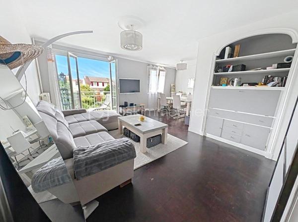 OPPORTUNITE!
Le Perreux sur Marne, les joncs marins, 800m de la gare RER A Neuilly Plaisance! 
Appartement type T4, double séjour de 25m2, deux chambres dont une de 11.5m2, au 2ème étage sans ascenseur, distribué comme suit: une entrée avec placards, un double-séjour (possibilité 3ème chambre) donnant sur balcon sans vis à vis et avec une exposition plein sud, une cuisine avec cellier, deux chambres, une salle de bain et WC.
Charges de 750 euros par trimestre incluant eau froide, chauffage et charges communes de copropriété (assurance, syndoc pro, ménages etc...)

POINTS FORTS:
Doubles vitrage, rénovation énergétique de la résidence faite en 2025 avec notamment un ravalement avec isolation thermique.
DPE D
Plan évolutif en T4
Balcon, box de stationnement et cave! Le triplé!
Luminosité, exposition plein sud
