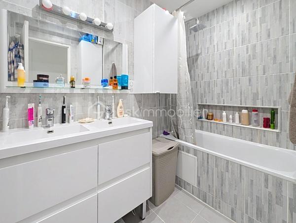 OPPORTUNITE!
Le Perreux sur Marne, les joncs marins, 800m de la gare RER A Neuilly Plaisance! 
Appartement type T4, double séjour de 25m2, deux chambres dont une de 11.5m2, au 2ème étage sans ascenseur, distribué comme suit: une entrée avec placards, un double-séjour (possibilité 3ème chambre) donnant sur balcon sans vis à vis et avec une exposition plein sud, une cuisine avec cellier, deux chambres, une salle de bain et WC.
Charges de 750 euros par trimestre incluant eau froide, chauffage et charges communes de copropriété (assurance, syndoc pro, ménages etc...)

POINTS FORTS:
Doubles vitrage, rénovation énergétique de la résidence faite en 2025 avec notamment un ravalement avec isolation thermique.
DPE D
Plan évolutif en T4
Balcon, box de stationnement et cave! Le triplé!
Luminosité, exposition plein sud