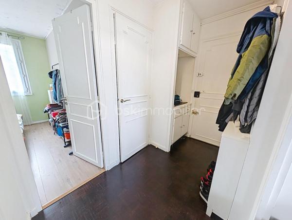 OPPORTUNITE!
Le Perreux sur Marne, les joncs marins, 800m de la gare RER A Neuilly Plaisance! 
Appartement type T4, double séjour de 25m2, deux chambres dont une de 11.5m2, au 2ème étage sans ascenseur, distribué comme suit: une entrée avec placards, un double-séjour (possibilité 3ème chambre) donnant sur balcon sans vis à vis et avec une exposition plein sud, une cuisine avec cellier, deux chambres, une salle de bain et WC.
Charges de 750 euros par trimestre incluant eau froide, chauffage et charges communes de copropriété (assurance, syndoc pro, ménages etc...)

POINTS FORTS:
Doubles vitrage, rénovation énergétique de la résidence faite en 2025 avec notamment un ravalement avec isolation thermique.
DPE D
Plan évolutif en T4
Balcon, box de stationnement et cave! Le triplé!
Luminosité, exposition plein sud