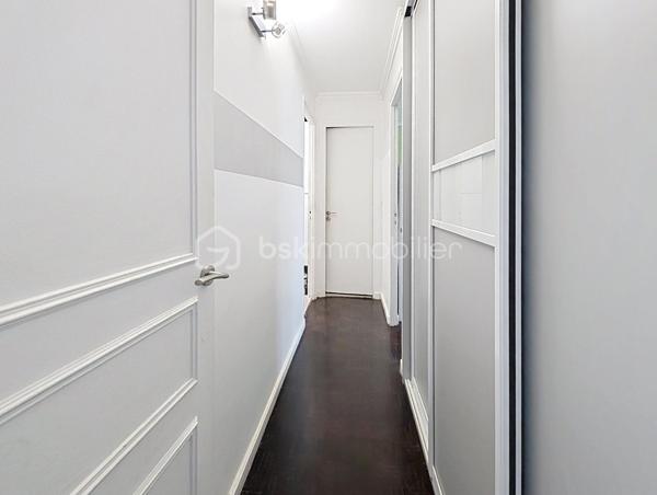 OPPORTUNITE!
Le Perreux sur Marne, les joncs marins, 800m de la gare RER A Neuilly Plaisance! 
Appartement type T4, double séjour de 25m2, deux chambres dont une de 11.5m2, au 2ème étage sans ascenseur, distribué comme suit: une entrée avec placards, un double-séjour (possibilité 3ème chambre) donnant sur balcon sans vis à vis et avec une exposition plein sud, une cuisine avec cellier, deux chambres, une salle de bain et WC.
Charges de 750 euros par trimestre incluant eau froide, chauffage et charges communes de copropriété (assurance, syndoc pro, ménages etc...)

POINTS FORTS:
Doubles vitrage, rénovation énergétique de la résidence faite en 2025 avec notamment un ravalement avec isolation thermique.
DPE D
Plan évolutif en T4
Balcon, box de stationnement et cave! Le triplé!
Luminosité, exposition plein sud