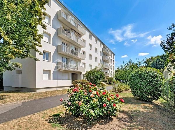 OPPORTUNITE!
Le Perreux sur Marne, les joncs marins, 800m de la gare RER A Neuilly Plaisance! 
Appartement type T4, double séjour de 25m2, deux chambres dont une de 11.5m2, au 2ème étage sans ascenseur, distribué comme suit: une entrée avec placards, un double-séjour (possibilité 3ème chambre) donnant sur balcon sans vis à vis et avec une exposition plein sud, une cuisine avec cellier, deux chambres, une salle de bain et WC.
Charges de 750 euros par trimestre incluant eau froide, chauffage et charges communes de copropriété (assurance, syndoc pro, ménages etc...)

POINTS FORTS:
Doubles vitrage, rénovation énergétique de la résidence faite en 2025 avec notamment un ravalement avec isolation thermique.
DPE D
Plan évolutif en T4
Balcon, box de stationnement et cave! Le triplé!
Luminosité, exposition plein sud