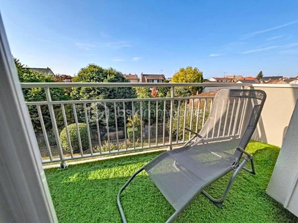 OPPORTUNITE!
Le Perreux sur Marne, les joncs marins, 800m de la gare RER A Neuilly Plaisance! 
Appartement type T4, double séjour de 25m2, deux chambres dont une de 11.5m2, au 2ème étage sans ascenseur, distribué comme suit: une entrée avec placards, un double-séjour (possibilité 3ème chambre) donnant sur balcon sans vis à vis et avec une exposition plein sud, une cuisine avec cellier, deux chambres, une salle de bain et WC.
Charges de 750 euros par trimestre incluant eau froide, chauffage et charges communes de copropriété (assurance, syndoc pro, ménages etc...)

POINTS FORTS:
Doubles vitrage, rénovation énergétique de la résidence faite en 2025 avec notamment un ravalement avec isolation thermique.
DPE D
Plan évolutif en T4
Balcon, box de stationnement et cave! Le triplé!
Luminosité, exposition plein sud