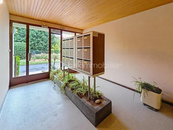 OPPORTUNITE!
Le Perreux sur Marne, les joncs marins, 800m de la gare RER A Neuilly Plaisance! 
Appartement type T4, double séjour de 25m2, deux chambres dont une de 11.5m2, au 2ème étage sans ascenseur, distribué comme suit: une entrée avec placards, un double-séjour (possibilité 3ème chambre) donnant sur balcon sans vis à vis et avec une exposition plein sud, une cuisine avec cellier, deux chambres, une salle de bain et WC.
Charges de 750 euros par trimestre incluant eau froide, chauffage et charges communes de copropriété (assurance, syndoc pro, ménages etc...)

POINTS FORTS:
Doubles vitrage, rénovation énergétique de la résidence faite en 2025 avec notamment un ravalement avec isolation thermique.
DPE D
Plan évolutif en T4
Balcon, box de stationnement et cave! Le triplé!
Luminosité, exposition plein sud