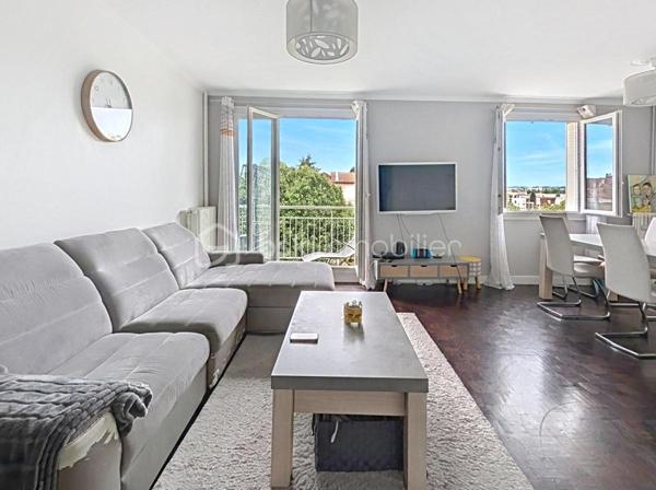 OPPORTUNITE!
Le Perreux sur Marne, les joncs marins, 800m de la gare RER A Neuilly Plaisance! 
Appartement type T4, double séjour de 25m2, deux chambres dont une de 11.5m2, au 2ème étage sans ascenseur, distribué comme suit: une entrée avec placards, un double-séjour (possibilité 3ème chambre) donnant sur balcon sans vis à vis et avec une exposition plein sud, une cuisine avec cellier, deux chambres, une salle de bain et WC.
Charges de 750 euros par trimestre incluant eau froide, chauffage et charges communes de copropriété (assurance, syndoc pro, ménages etc...)

POINTS FORTS:
Doubles vitrage, rénovation énergétique de la résidence faite en 2025 avec notamment un ravalement avec isolation thermique.
DPE D
Plan évolutif en T4
Balcon, box de stationnement et cave! Le triplé!
Luminosité, exposition plein sud