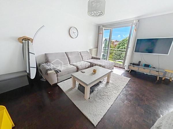 OPPORTUNITE!
Le Perreux sur Marne, les joncs marins, 800m de la gare RER A Neuilly Plaisance! 
Appartement type T4, double séjour de 25m2, deux chambres dont une de 11.5m2, au 2ème étage sans ascenseur, distribué comme suit: une entrée avec placards, un double-séjour (possibilité 3ème chambre) donnant sur balcon sans vis à vis et avec une exposition plein sud, une cuisine avec cellier, deux chambres, une salle de bain et WC.
Charges de 750 euros par trimestre incluant eau froide, chauffage et charges communes de copropriété (assurance, syndoc pro, ménages etc...)

POINTS FORTS:
Doubles vitrage, rénovation énergétique de la résidence faite en 2025 avec notamment un ravalement avec isolation thermique.
DPE D
Plan évolutif en T4
Balcon, box de stationnement et cave! Le triplé!
Luminosité, exposition plein sud