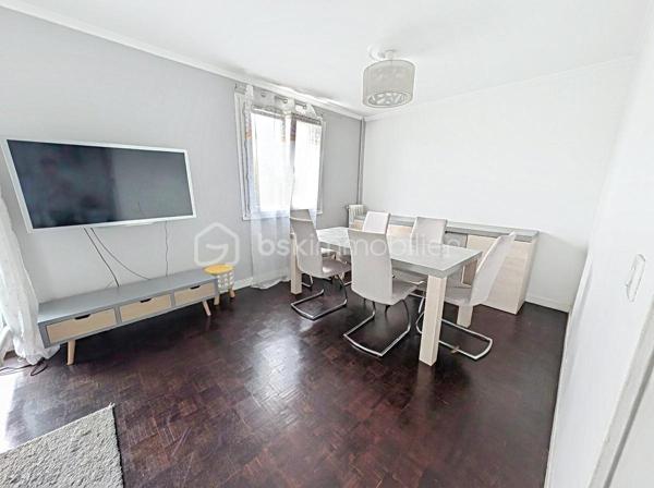 OPPORTUNITE!
Le Perreux sur Marne, les joncs marins, 800m de la gare RER A Neuilly Plaisance! 
Appartement type T4, double séjour de 25m2, deux chambres dont une de 11.5m2, au 2ème étage sans ascenseur, distribué comme suit: une entrée avec placards, un double-séjour (possibilité 3ème chambre) donnant sur balcon sans vis à vis et avec une exposition plein sud, une cuisine avec cellier, deux chambres, une salle de bain et WC.
Charges de 750 euros par trimestre incluant eau froide, chauffage et charges communes de copropriété (assurance, syndoc pro, ménages etc...)

POINTS FORTS:
Doubles vitrage, rénovation énergétique de la résidence faite en 2025 avec notamment un ravalement avec isolation thermique.
DPE D
Plan évolutif en T4
Balcon, box de stationnement et cave! Le triplé!
Luminosité, exposition plein sud