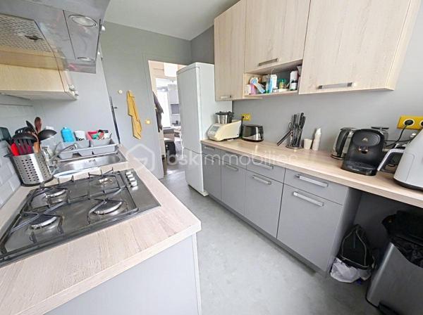 OPPORTUNITE!
Le Perreux sur Marne, les joncs marins, 800m de la gare RER A Neuilly Plaisance! 
Appartement type T4, double séjour de 25m2, deux chambres dont une de 11.5m2, au 2ème étage sans ascenseur, distribué comme suit: une entrée avec placards, un double-séjour (possibilité 3ème chambre) donnant sur balcon sans vis à vis et avec une exposition plein sud, une cuisine avec cellier, deux chambres, une salle de bain et WC.
Charges de 750 euros par trimestre incluant eau froide, chauffage et charges communes de copropriété (assurance, syndoc pro, ménages etc...)

POINTS FORTS:
Doubles vitrage, rénovation énergétique de la résidence faite en 2025 avec notamment un ravalement avec isolation thermique.
DPE D
Plan évolutif en T4
Balcon, box de stationnement et cave! Le triplé!
Luminosité, exposition plein sud