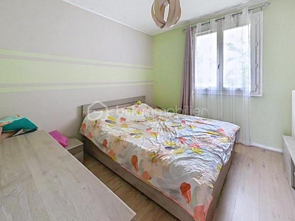 OPPORTUNITE!
Le Perreux sur Marne, les joncs marins, 800m de la gare RER A Neuilly Plaisance! 
Appartement type T4, double séjour de 25m2, deux chambres dont une de 11.5m2, au 2ème étage sans ascenseur, distribué comme suit: une entrée avec placards, un double-séjour (possibilité 3ème chambre) donnant sur balcon sans vis à vis et avec une exposition plein sud, une cuisine avec cellier, deux chambres, une salle de bain et WC.
Charges de 750 euros par trimestre incluant eau froide, chauffage et charges communes de copropriété (assurance, syndoc pro, ménages etc...)

POINTS FORTS:
Doubles vitrage, rénovation énergétique de la résidence faite en 2025 avec notamment un ravalement avec isolation thermique.
DPE D
Plan évolutif en T4
Balcon, box de stationnement et cave! Le triplé!
Luminosité, exposition plein sud