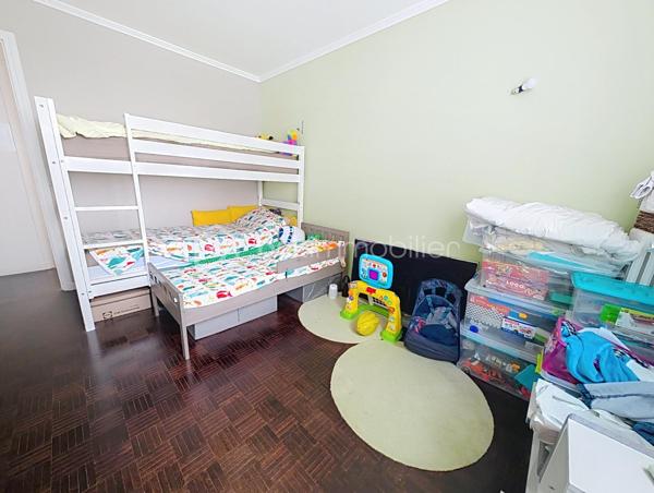 OPPORTUNITE!
Le Perreux sur Marne, les joncs marins, 800m de la gare RER A Neuilly Plaisance! 
Appartement type T4, double séjour de 25m2, deux chambres dont une de 11.5m2, au 2ème étage sans ascenseur, distribué comme suit: une entrée avec placards, un double-séjour (possibilité 3ème chambre) donnant sur balcon sans vis à vis et avec une exposition plein sud, une cuisine avec cellier, deux chambres, une salle de bain et WC.
Charges de 750 euros par trimestre incluant eau froide, chauffage et charges communes de copropriété (assurance, syndoc pro, ménages etc...)

POINTS FORTS:
Doubles vitrage, rénovation énergétique de la résidence faite en 2025 avec notamment un ravalement avec isolation thermique.
DPE D
Plan évolutif en T4
Balcon, box de stationnement et cave! Le triplé!
Luminosité, exposition plein sud