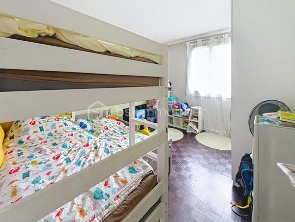 OPPORTUNITE!
Le Perreux sur Marne, les joncs marins, 800m de la gare RER A Neuilly Plaisance! 
Appartement type T4, double séjour de 25m2, deux chambres dont une de 11.5m2, au 2ème étage sans ascenseur, distribué comme suit: une entrée avec placards, un double-séjour (possibilité 3ème chambre) donnant sur balcon sans vis à vis et avec une exposition plein sud, une cuisine avec cellier, deux chambres, une salle de bain et WC.
Charges de 750 euros par trimestre incluant eau froide, chauffage et charges communes de copropriété (assurance, syndoc pro, ménages etc...)

POINTS FORTS:
Doubles vitrage, rénovation énergétique de la résidence faite en 2025 avec notamment un ravalement avec isolation thermique.
DPE D
Plan évolutif en T4
Balcon, box de stationnement et cave! Le triplé!
Luminosité, exposition plein sud