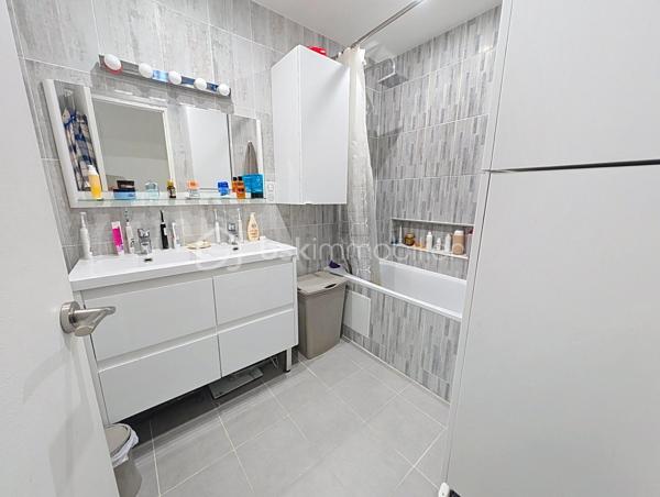 OPPORTUNITE!
Le Perreux sur Marne, les joncs marins, 800m de la gare RER A Neuilly Plaisance! 
Appartement type T4, double séjour de 25m2, deux chambres dont une de 11.5m2, au 2ème étage sans ascenseur, distribué comme suit: une entrée avec placards, un double-séjour (possibilité 3ème chambre) donnant sur balcon sans vis à vis et avec une exposition plein sud, une cuisine avec cellier, deux chambres, une salle de bain et WC.
Charges de 750 euros par trimestre incluant eau froide, chauffage et charges communes de copropriété (assurance, syndoc pro, ménages etc...)

POINTS FORTS:
Doubles vitrage, rénovation énergétique de la résidence faite en 2025 avec notamment un ravalement avec isolation thermique.
DPE D
Plan évolutif en T4
Balcon, box de stationnement et cave! Le triplé!
Luminosité, exposition plein sud