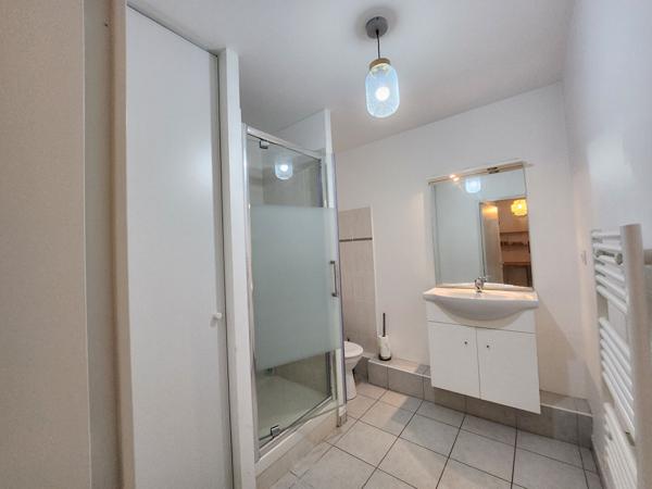 EXCLUSIVITE AVIGNON - APPARTEMENT A LOUER TYPE 2 meublé - REZ DE CHAUSSEE AVEC TERRASSE ET PARKING