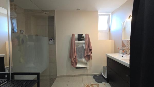 Immeuble de caractère en centre-ville : appartement rénové, local commercial et vaste potentiel à exploiter