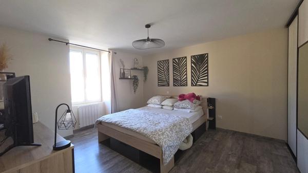 Immeuble de caractère en centre-ville : appartement rénové, local commercial et vaste potentiel à exploiter