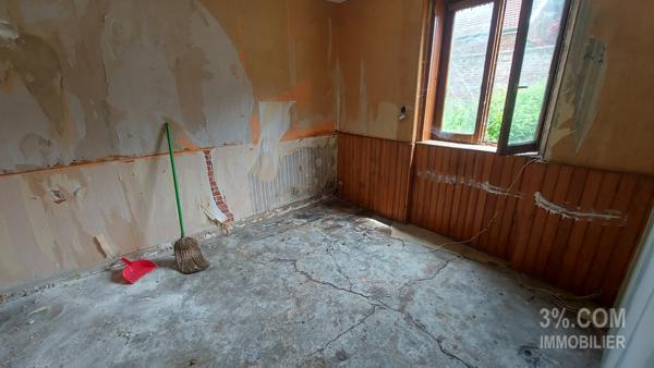 Gamaches : Commerce loué + appartement F3 à rénover + dépendances + petit jardin. Gamaches (80220)