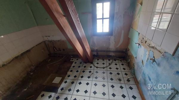 Gamaches : Commerce loué + appartement F3 à rénover + dépendances + petit jardin. Gamaches (80220)