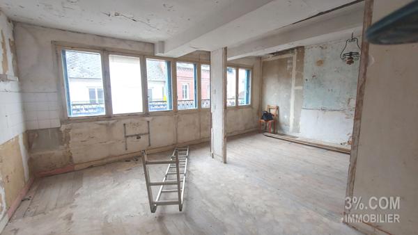 Gamaches : Commerce loué + appartement F3 à rénover + dépendances + petit jardin. Gamaches (80220)