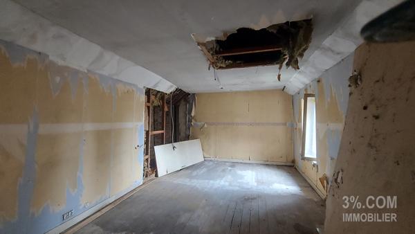 Gamaches : Commerce loué + appartement F3 à rénover + dépendances + petit jardin. Gamaches (80220)