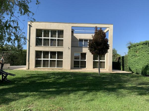 ENTRAIGUES SUR SORGUES IMMEUBLE DE BUREAUX A LOUER