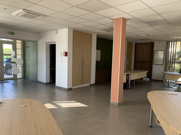 ENTRAIGUES SUR SORGUES IMMEUBLE DE BUREAUX A LOUER