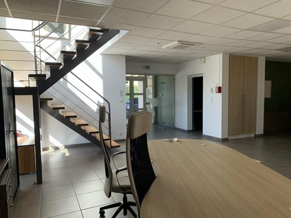 ENTRAIGUES SUR SORGUES IMMEUBLE DE BUREAUX A LOUER
