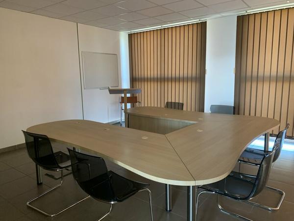 ENTRAIGUES SUR SORGUES IMMEUBLE DE BUREAUX A LOUER