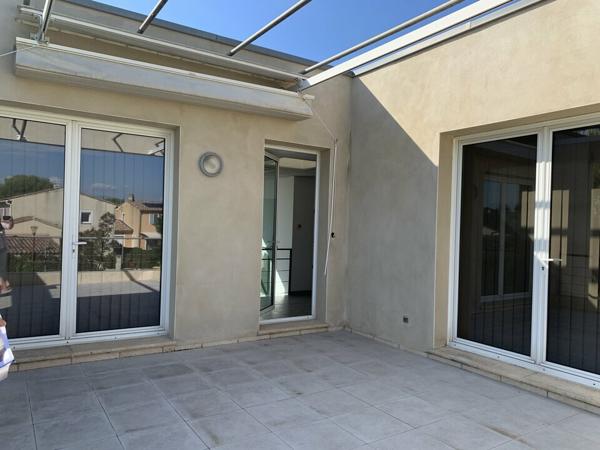ENTRAIGUES SUR SORGUES IMMEUBLE DE BUREAUX A LOUER