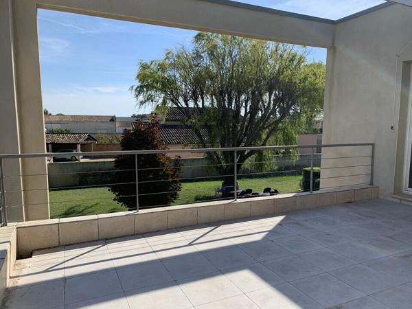 ENTRAIGUES SUR SORGUES IMMEUBLE DE BUREAUX A LOUER