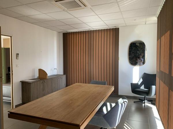ENTRAIGUES SUR SORGUES IMMEUBLE DE BUREAUX A LOUER