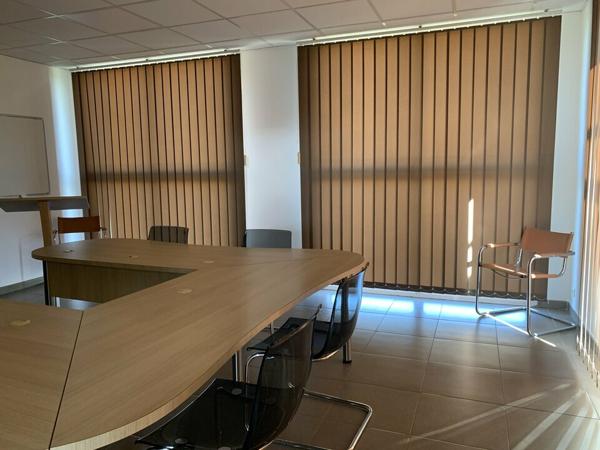 ENTRAIGUES SUR SORGUES IMMEUBLE DE BUREAUX A LOUER
