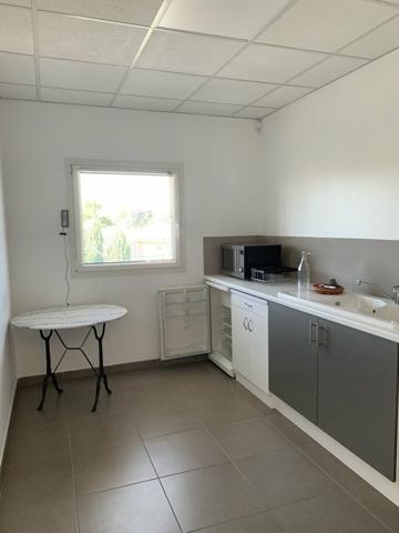ENTRAIGUES SUR SORGUES IMMEUBLE DE BUREAUX A LOUER